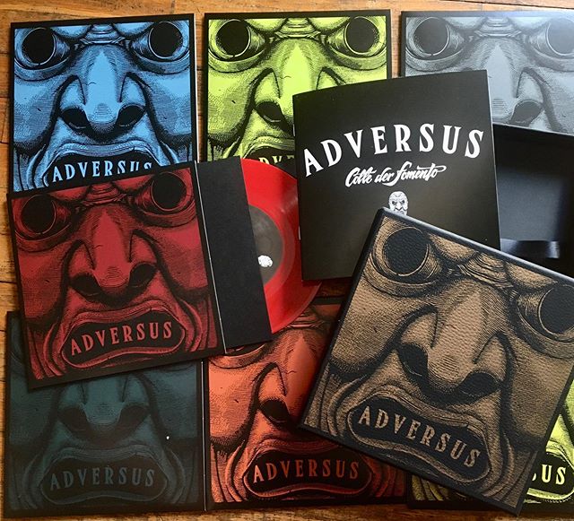 Finally got my hands on the amazing @collederfomento.official 7” box-set of their #adversus record, entirely made with my #mempo mask illustration. Incredibile packaging and quality, thank you guys!